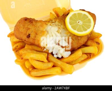 Poisson et chips dans un plateau à emporter en polystyrène isolé sur fond blanc Banque D'Images