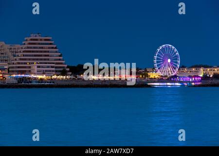 La roue Ferris à la Grande-Motte la nuit, France Banque D'Images