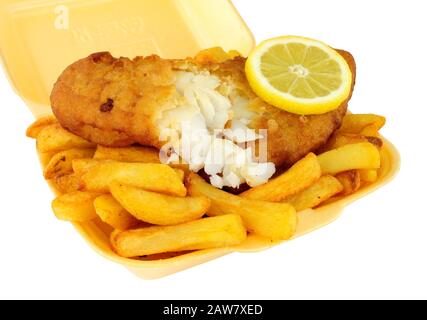 Poisson et chips dans un plateau à emporter en polystyrène isolé sur fond blanc Banque D'Images