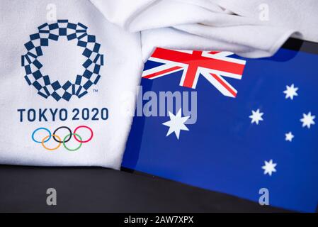 TOKYO, JAPON, FÉVRIER. 8. 2020: L'Australie au jeu olympique d'été à Tokyo 2020, drapeau national, fond noir Banque D'Images