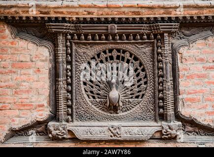 Fenêtre Newar Mhaykhā Jhyā (fenêtre paon) à Bhaktapur, vallée de Katmandou, Népal Banque D'Images