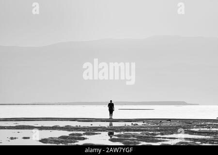 Photographe solitaire à la mer morte en israël photo noir et blanc Banque D'Images