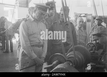 Visitez le commandant de l'armée S. H. Track à Semarang Chef général de l'armée S. H. Track dans un atelier Date : 1er juillet 1946 lieu : Indes orientales néerlandaises d'Indonésie Banque D'Images