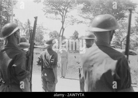 Visite du commandant de l'armée S. H. Track au chef général de l'armée Semarang S. H. Rail inspecte les troupes et salue Date : 1er juillet 1946 lieu : Indes néerlandaises de l'Indonésie Banque D'Images