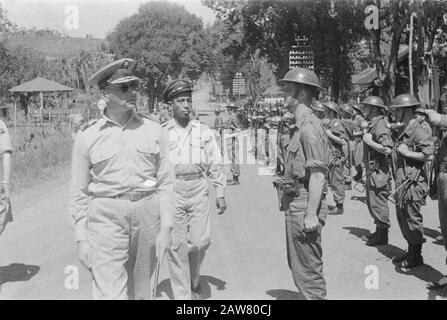 Visitez le commandant de l'armée S. H. Track au chef de l'armée Semarang S. H. Rail inspecte les troupes Date : 1er juillet 1946 lieu : Indes orientales néerlandaises d'Indonésie Banque D'Images