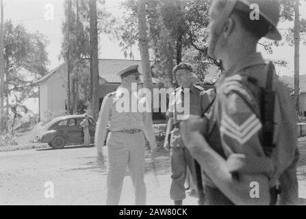 Visitez le commandant de l'armée S. H. Track au chef général de l'armée Semarang S. H. Rail inspecte les troupes. Date : 1er Juillet 1946 Lieu : Indes Orientales Néerlandaises D'Indonésie Banque D'Images