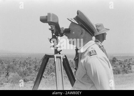 Visitez le commandant de l'armée S. H. Track à Semarang Chef général de l'armée S. H. Track en regardant à travers les jumelles Date: 1 juillet 1946 lieu: Indonésie Hollandais East Indies Banque D'Images