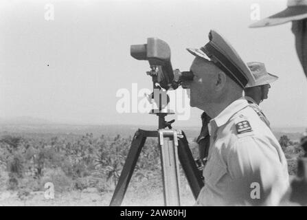 Visitez le commandant de l'armée S. H. Track à Semarang Chef général de l'armée S. H. Track en regardant à travers les jumelles Date: 1 juillet 1946 lieu: Indonésie Hollandais East Indies Banque D'Images