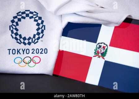 TOKYO, JAPON, FÉVRIER. 8. 2020: République dominicaine au jeu olympique d'été à Tokyo 2020, drapeau national, fond noir Banque D'Images