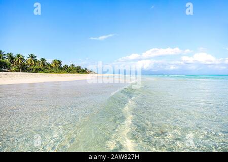 Plage turquoise des Caraïbes parfaite mer soleil jour. Paysage tropical avec eau claire dans l'océan. Banque D'Images