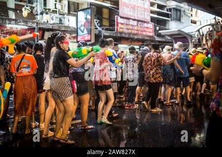 Bangkok, THAÏLANDE - 13 AVRIL 2018 : des gens dans les rues de Bangkok célèbrent le premier jour du festival Songkran, les célébrations du nouvel an thaïlandais. Banque D'Images