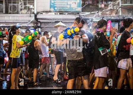 Bangkok, THAÏLANDE - 13 AVRIL 2018 : des gens dans les rues de Bangkok célèbrent le premier jour du festival Songkran, les célébrations du nouvel an thaïlandais. Banque D'Images