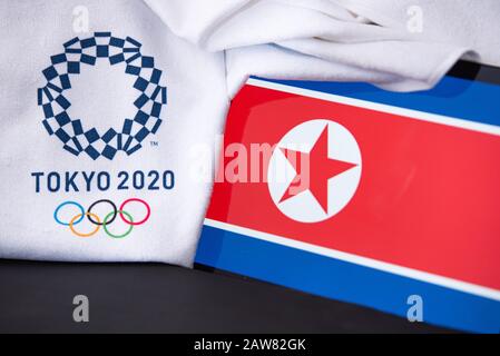 TOKYO, JAPON, FÉVRIER. 8. 2020: Corée, Nord au jeu olympique d'été à Tokyo 2020, drapeau national, fond noir Banque D'Images