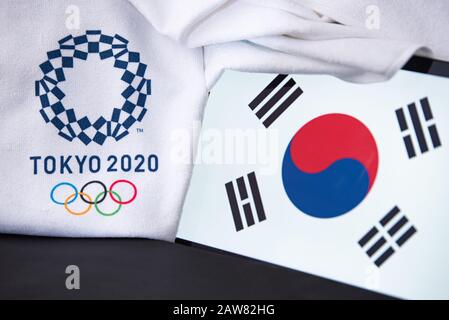 TOKYO, JAPON, FÉVRIER. 8. 2020: Corée du Sud au jeu olympique d'été à Tokyo 2020, drapeau national, fond noir Banque D'Images