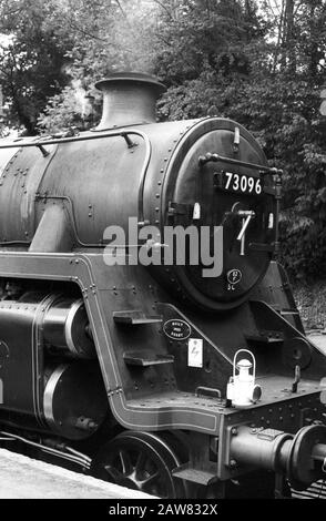 Mid-Hants Railway (La ligne Watercresson), Hampshire, Angleterre, Royaume-Uni: Locomotive à vapeur 73096 BR Standard Class 5 MT 4-6-0 No.3. Photographie de film noir et blanc, vers 1996 Banque D'Images
