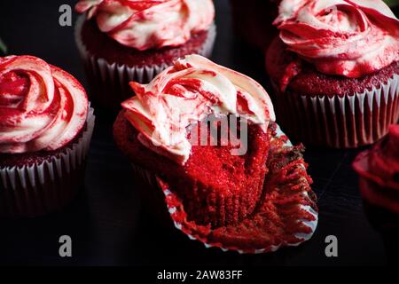 Bitten Rouge Velvet cupcake 14th février, Saint Valentin. desserts servis après les repas et bien accompagnés d'une boisson chaude ou d'une crème glacée Banque D'Images