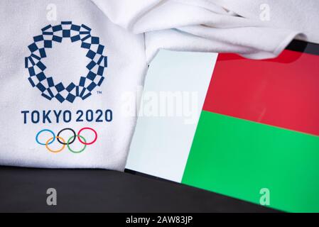 TOKYO, JAPON, FÉVRIER. 8. 2020: Madagascar au jeu olympique d'été à Tokyo 2020, drapeau national, fond noir Banque D'Images