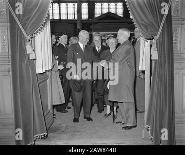 L'ancien président Harry Truman arrive à la gare Hollands Spoor à la Haye. Il est accueilli par l'ambassadeur américain Freeman Matthews (à droite). Central Mme Truman Date: 14 Juin 1956 Lieu: La Haye, Hollande-Méridionale Mots Clés: Visite, Diplomates, Présidents, Stations Nom De La Personne: Matthews, Freeman, Truman, Harry Banque D'Images