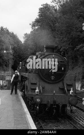 Mid-Hants Railway (La ligne Watercresson), Hampshire, Angleterre, Royaume-Uni: Locomotive à vapeur 73096 BR Standard Class 5 4-6-0 No.3 à la gare de New Alresford. Photographie de film noir et blanc, vers 1996 Banque D'Images