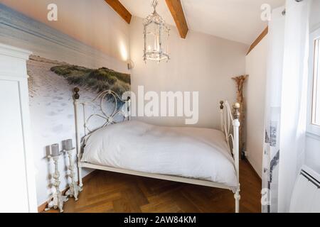 Ancienne chambre traditionnelle dans une maison provençale française Banque D'Images