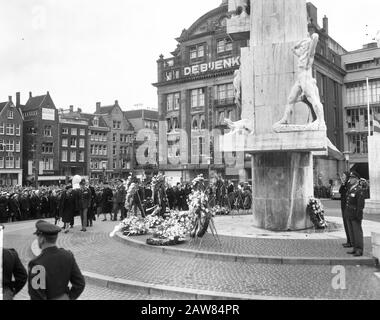 Fête commémorative 1965 cérémonie de ponte de couronne au Monument National sur le Dam Date: 4 mai 1965 lieu: Amsterdam, Noord-Holland mots clés: Queens, pose de couronnes Banque D'Images