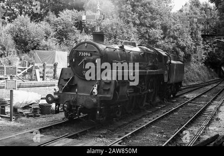 Chemin de fer de Mid-Hants : locomotive à vapeur 73096 BR Classe standard 5 MT 4-6-0 No.3. Photographie de film noir et blanc, vers 1996 Banque D'Images