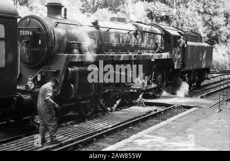 Midway-Hants Railway (La ligne Watercresson), Hampshire, Royaume-Uni: Locomotive à vapeur 73096 BR Standard Classe 5 4-6-0 No.3 prête à fonctionner à partir de la gare d'Alresford. Photographie de film noir et blanc, vers 1996 Banque D'Images