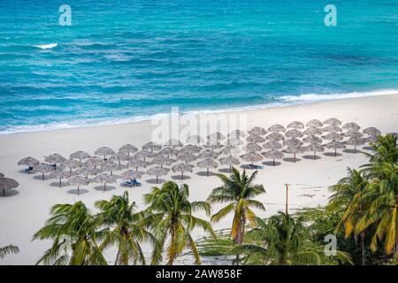 Parasols sur le sable dans une station balnéaire sur la plage de Varadero à Cuba. Vue sur le dessus vue aérienne. Drone. Banque D'Images