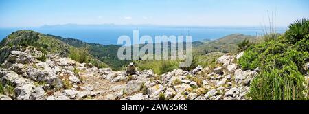 Panorama sur la baie d'Alcudia, Majorque, Espagne - vue depuis le sommet de la montagne de la péninsule Victoria vers le Golf Club Alcanada Banque D'Images