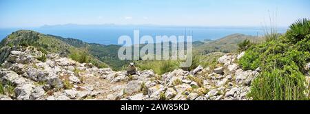 Panorama sur la baie d'Alcudia, Majorque, Espagne - vue depuis le sommet de la montagne de la péninsule Victoria vers le Golf Club Alcanada Banque D'Images