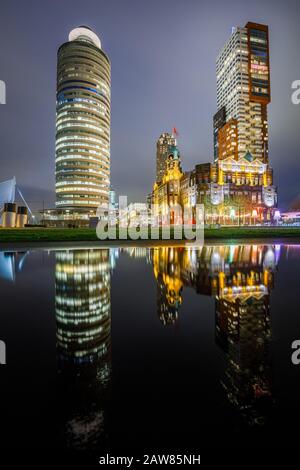 Rotterdam kop van zuid gratte-ciel la nuit, Hotel New York, Montevideo et Rotterdam Harbour Tower bâtiments Banque D'Images