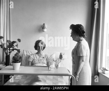 La Reine Juliana apporte une visite de travail à la Diakonessenhuis Groningue la Reine Juliana parle à un patient Date: 21 juin 1965 lieu: Groningue, Groningue mots clés: Queens, patients, visites Nom De La Personne : Juliana, Reine Banque D'Images