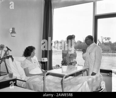 La reine Juliana apporte une visite de travail à la Diakonessenhuis Groningue Reine Juliana lors de la visite de la Diakonessenhuis Date: 21 juin 1965 lieu: Groningue, Groningue mots clés: Médecins, reines, patients visite Personne Nom: Juliana, reine Banque D'Images