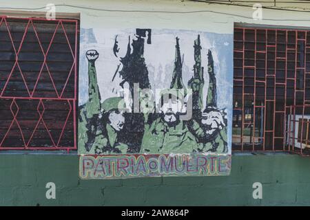 Varadero, Cuba. 1 décembre 2019 : Graffiti dédié à la révolution à Cuba sur le mur du bâtiment. Inscription de la patrie ou de la mort sur le mur, Banque D'Images