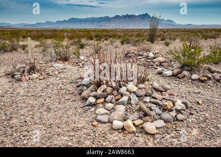 Cimetière près de Ranch Johnson reste en montagnes Chiso, distance, River Road, Désert de Chihuahuan, Big Bend National Park, Texas, États-Unis Banque D'Images