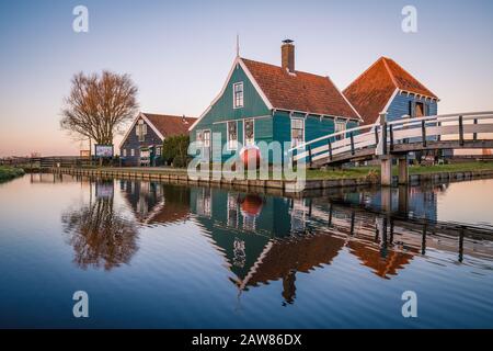 Maison hollandaise typique à zaanse schans, destination touristique près d'Amsterdam - Hollande Banque D'Images