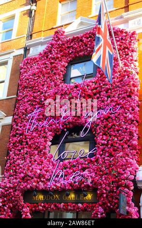 6 février 2020, Londres, Royaume-Uni: Maddox Gallery décorée avec création d'art floral à Mayfair, Londres..Maddox Gallery à Mayfair, Londres a une tradition de magnifiques œuvres d'art floral décorant l'extérieur de l'itâ€™itar pour coïncider avec les saisons et leurs expositions. Ils viennent de terminer leur dernière œuvre d'art 'Je pense que vous m'aimez', de célébrer la prochaine Saint Valentin le 14 février et de présenter leur dernier â€˜Love et D'Autres expositions de Crimée sur le thème de l'amour par certains des artistes les plus reconnus et les plus couronnés de succès du monde. (Image Crédit : © Banque D'Images