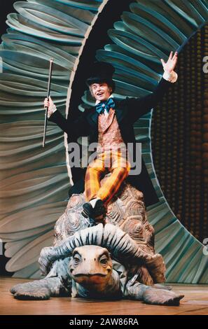 Phillip Schofield (docteur Dolittle) dans LE DOCTEUR DOLITTLE livre/musique/paroles de Leslie Bricusse, réalisé par Steven Pimlott à l'Apollo Hammersmith Londres de Labatt en 1998. Design par Mark Thompson, éclairage par Hugh Vanstone, chorégraphie bu Aletta Collins, marionnettes par Jim Henson Creature Shop. Banque D'Images