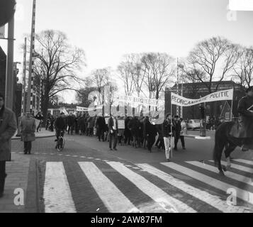 Manifestation march avec slogans contre les organisations de jeunesse de la politique de police d'Amsterdam Date: 13 avril 1966 mots clés: ORGANISATIONS de jeunes Protestent Marches Banque D'Images