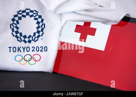 TOKYO, JAPON, FÉVRIER. 8. 2020: Tonga au jeu olympique d'été à Tokyo 2020, drapeau national, fond noir Banque D'Images