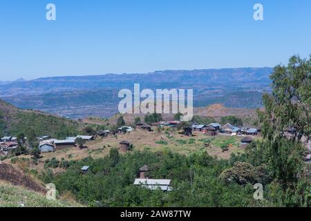 Vue sur les petites huttes de boue dans la campagne de Lalibela, Ethiopie Banque D'Images