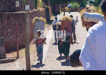 Lalibela, Ethiopie - Nov 2018: Groupe de femmes transportant des balles de foin dans la rue de Lalibela, Ethiopie Banque D'Images