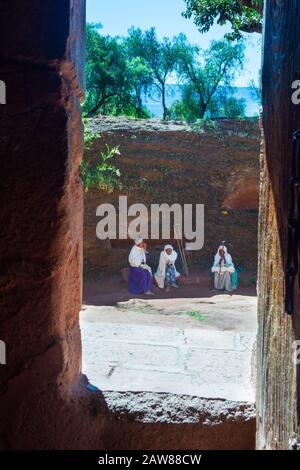 Lalibela, Ethiopie - Nov 2018: Groupe de personnes âgées assis et parlant à côté de l'église souterraine de Lalibela Banque D'Images