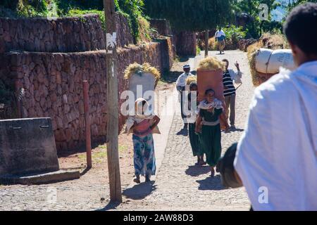Lalibela, Ethiopie - Nov 2018: Groupe de femmes transportant des balles de foin dans la rue de Lalibela, Ethiopie Banque D'Images