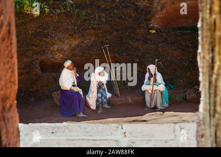 Lalibela, Ethiopie - Nov 2018: Groupe de personnes âgées assis et parlant à côté de l'église souterraine de Lalibela Banque D'Images