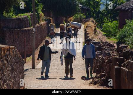 Lalibela, Ethiopie - Nov 2018: Les gens marchant et groupe de femmes transportant du foin dans la rue de Lalibela, Ethiopie Banque D'Images