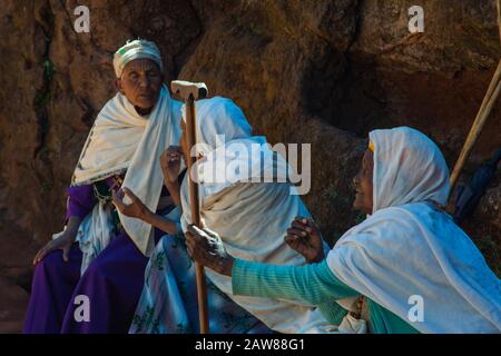 Lalibela, Ethiopie - Nov 2018: Groupe de personnes âgées assis et parlant à côté de l'église souterraine de Lalibela Banque D'Images