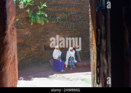 Lalibela, Ethiopie - Nov 2018: Groupe de personnes âgées assis et parlant à côté de l'église souterraine de Lalibela Banque D'Images