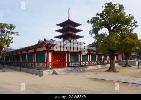 Osaka, Japon - décembre 2019 : Pagode à cinq étages dans le temple Shitennoji. Prise de vue moyenne, vue du niveau des yeux Banque D'Images