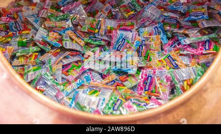 Cologne, février 2020: Bonbons colorés de la marque hitschler comme mini échantillons au salon ISM Banque D'Images